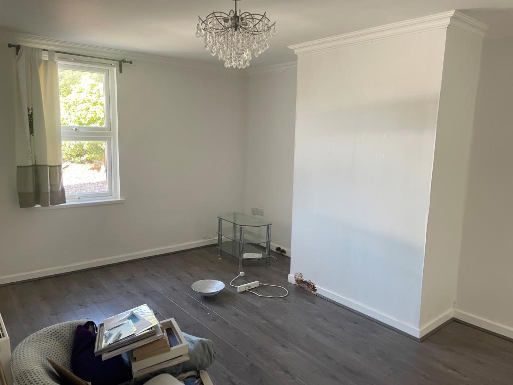 Lot: 44 - GROUND FLOOR FLAT FOR IMPROVEMENT - Living room